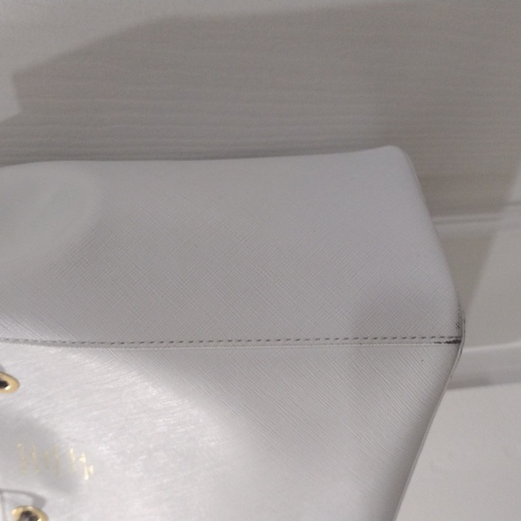 Samantha Thavasa Deluxe Shoulder Bag - 11x8x5", White Leather, Magnetic Closure - Picture 5 of 15